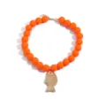Collar de cuentas naranjas vibrantes con colgante de pez dorado para joyería de moda - Estilo Pez en Relieve / Naranja
