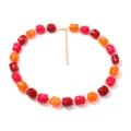 Minimalistische, bunte, geometrisch gestreifte Perlen-Knoten-Schluesselbein-Halskette. - Rot Orange Kubisch Texturiert (Stil 4)
