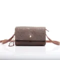 Borsa a tracolla vintage in vera pelle goffrata marrone caffè con motivo floreale. - Marrone scuro