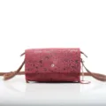 Borsa a tracolla in pelle goffrata vintage da donna, elegante borsa rossa con cinturini marroni. - Rosso rosa
