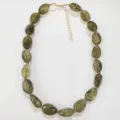 Collar de cuentas irregulares verdes estilo bohemio con cadena de extensión dorada. - Verde Ejército Transparente
