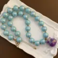 Collana di perle acriliche blu con ciondolo viola e distanziatore dorato moda bohémien - Stile Ciondolo Fiore Viola (07-M22)