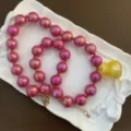 Collana con perle rosa iridescenti e distanziatori dorati con ciondolo giallo da donna. - Stile Ciondolo Bottiglia Gialla (07-M23)