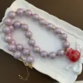 Elegante collana di perle in acrilico viola con distanziatori dorati e ciondolo rosso acceso. - Stile Ciondolo Rosso (07-M25)