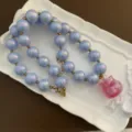 Collana con perle rotonde in acrilico colorato con ciondolo rosa e distanziatori dorati. - Stile Ciondolo Rosa (07-M24)