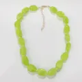 Collar statement bohemio elegante de cuentas irregulares verdes con cadena dorada. - Verde Fluorescente