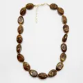 Collar de cuentas irregulares marmoleadas marrones estilo bohemio con cierre dorado mujer. - Marrón Sólido
