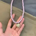 Collier de perles mauve clair pour femme avec pendentif coeur vert, vue principale. - Violet Clair