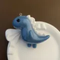 Joli porte-clés dinosaure bleu, charm en acrylique brillant pour sac et accessoires. - Bleu foncé