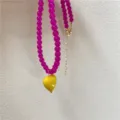Collier de perles rose tendance avec pendentif cœur jaune cadeau de bijoux quotidien pour femmes - Rose rouge