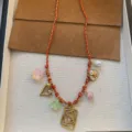 Bunte geflochtene Kordelkette mit süßen Charms im Trend für modische Outfits und Accessoires. - Herz Blumen Perlen Stil / Rot