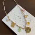 Süße bunte geflochtene Mehr-Elemente-Anhänger Halskette, feine Produktdetailansicht. - Herz Schmetterling Spiralblumen Stil / Milchweiß
