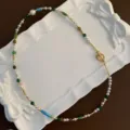 Collier de perles variante, perles vert menthe et bleu avec perles en metal dore et fermoir OT. - Collier de Perles Menthe Mambo (03-H 22) / Collier ras du cou avec fermoir OT
