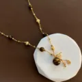 Tigerauge Perlenkette mit goldenem Kürbis Anhänger, Vintage Maillard Stil Damenschmuck. - Goldene Flaschenkürbis Tigerauge Schlüsselbeinkette (04-K6)
