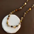 Detailansicht der Tigerauge Perlenkette mit gemischten Edelsteinen und Kristallen. - Tigerauge Muschel Perlenkette (06-m11)