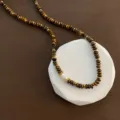 Nahaufnahme der Vintage Tigerauge Perlenkette mit Perle und Goldakzenten für Damen. - Perle Goldener Abstandshalter Tigerauge Halskette (02-M28)