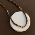 Nahaufnahme Detail der Vintage Tigerauge Perlenkette mit retro braunen Edelsteinen. - Titanstahl Tigerauge Halskette (07-M7)