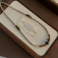 Exquisites Tigerauge Perlenketten Detail, retro Maillard Stil Schlüsselbeinkette für Damen. - Metall-Abstandshalter Tigerauge Vintage Schlüsselbeinkette (07-J10)
