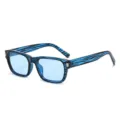 Modische blaue gestreifte quadratische Sonnenbrille mit hellblauen Gläsern und Metallakzenten. - C7 Blau Gemusterter Rahmen Blaue Gläser