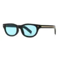 Chique retro zwarte zonnebril met lichtblauwe lenzen en gouden metalen details. - C6 Zwart Frame Blauwe Lenzen