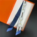 Elegante Franse twill zijden sjaal, smalle hals- en tastreep met paardenbit-print. - C345-3