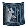 Atemberaubender blauer Wolf heulender Wald quadratischer Schal Wandteppich mit Sternen. - Dunkelblau