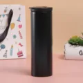 Taza de viaje térmica de acero inoxidable negro mate junto a una bolsa de regalo - 500ml / Negro