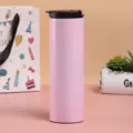 Termo minimalista de acero inoxidable rosa con tapa negra sobre una mesa de estudio - 500ml / Rosa
