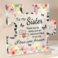 Gros plan d'une plaque en acrylique en forme de puzzle avec motif floral pour soeur - Style Sœur (R10) / Largeur Env 8cm Épaisseur 1cm