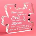 Gros plan d'une plaque acrylique en forme de puzzle avec citation inspirante - Style de puzzle de gratitude florale (R20) / Largeur Env 8cm Épaisseur 1cm