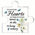 Plaque commémorative en acrylique avec lys blancs et papillons bleus en gros plan - Style de puzzle lis et papillon (R19) / Largeur Env 8cm Épaisseur 1cm