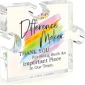 Détail macro d'une plaque de puzzle en acrylique avec texte de gratitude pour équipe - Style Puzzle (R16) / Largeur Env 8cm Épaisseur 1cm