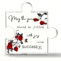 Plaque acrylique en forme de puzzle avec roses et vœux de joie et succès - Style Puzzle (R18) / Largeur Env 8cm Épaisseur 1cm