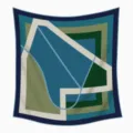 Detailaufnahme des gemusterten Seidenschals mit abstrakten bunten geometrischen Blöcken. - Aqua / 90cm