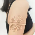 Retro geometrische holle metalen armband voor vrouwen, gouden armmanchet modesieraad. - Geometrische Ajour Stijl (DZ0139) / Enkele Verpakking (Diameter Ca. 8.5cm) / Goud