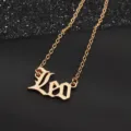 Nahaufnahme Detail der goldenen gotischen Leo Sternzeichen Halskette mit zarter Kette. - Löwe