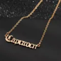 Nahaufnahme im Detail von dem goldenen Sternzeichen Steinbock Anhänger Buchstaben-Halskette. - Steinbock