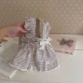 Vista detallada de vestido transpirable para mascotas con rayas y bonito bordado floral. - XS / Vestido de Rayas Bordado Marrón