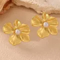 Vergoldete Ohrstecker mit fünf Blütenblättern und zentraler Perle, stilvolles Accessoire. - Strukturierte Blume Perle Ohrstecker (ES0010wenlu)