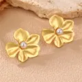 Vergoldete Blumen-Ohrstecker mit einer Perle in der Mitte, elegantes Schmuckstück. - Glatte Blume Perle Ohrstecker (ES0010guanghua)