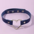 Detailopname van blauwe PU lederen hart choker ketting met metalen hartring en klinknagels. - Saffierblauw