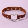Primo piano dettagliato del collarino in pelle PU marrone stile punk con anello a cuore argentato. - Marrone