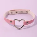 Dettaglio collana girocollo in ecopelle rosa, anello cuore in metallo e bottoni a pressione. - Rosa