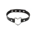 Primo piano di collana girocollo con cuore in pelle PU nera, anello e bottoni a pressione. - Nero