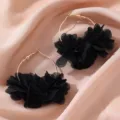 Schwarze Stoffblumen-Creolen, große runde goldfarbene Legierung Anhänger Ohrringe für Damen. - Schwarz