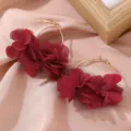 Schicke weinrote Stoff Blumen Creolen für Damen, süßer Legierung runder Ohrschmuck. - Rot