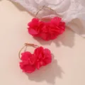 Schicke knallige Stoffblumen-Creolen, goldfarbene große Metall-Ohrringe für Damen. - Fuchsia