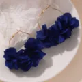 Elegante blaue Stoffblumen-Creolen mit goldfarbenem Metall-Großring-Design für Damen. - Saphirblau