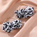 Schicke schwarz-weiße Stoff Blumen Creolen, süßer geometrischer Legierungs-Ohrring für Damen - Schwarz+Weiß