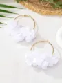 Elegante goldfarbene große Creolen mit zarten weißen Stoffblütenblättern für Damen. - Reinweiß